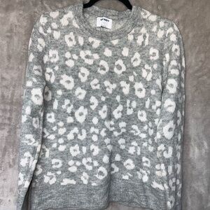 Old Navy Cozy Leopard-Print Crew-Neck Sweater. Gray & White. Size Medium.